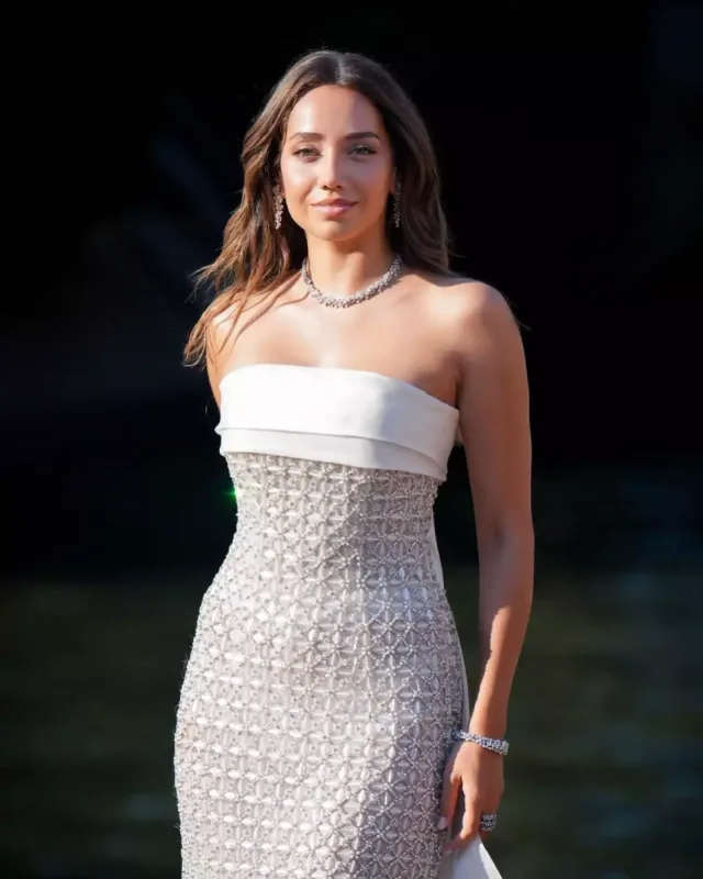 Qırmızı xalı libasını Demetin gəlinliyinə oxşatdılar