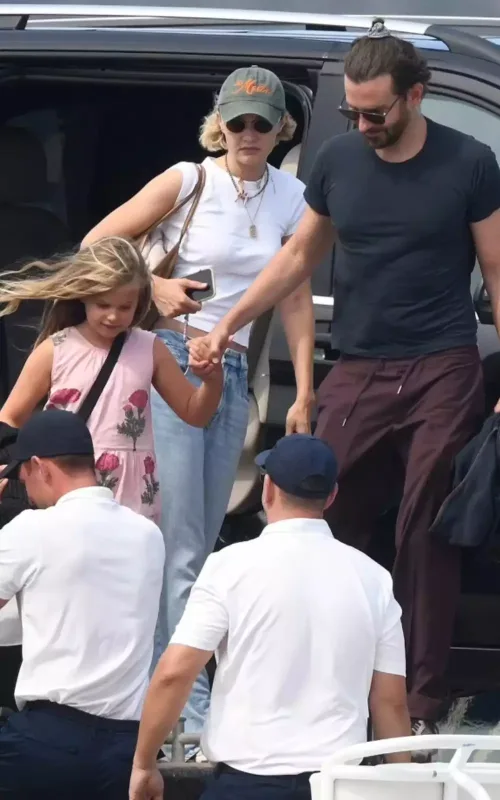 İrina Şeykdən olan qızını yeni sevgilisi ilə tətilə apardı