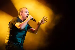 Buna görə sosial şəbəkə hesablarını bağlayır