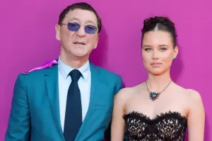 Leps 18 yaşlı sevgilisi ilə onun anasının yanında öpüşdü