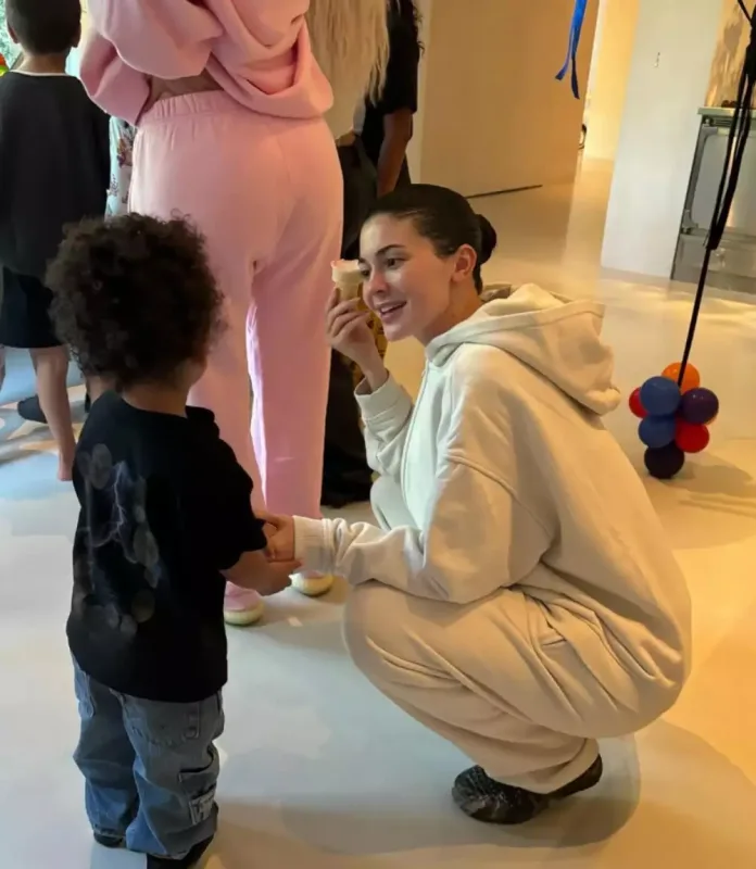 Dodağındakı dolğuları çıxarıb yeni fotosunu paylaşdı