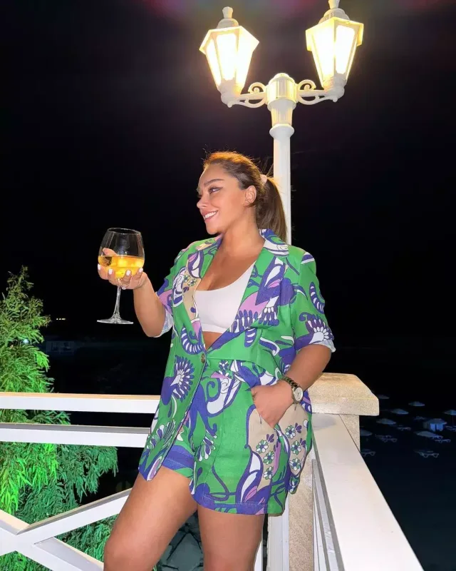 Xatirə qısa şortda...