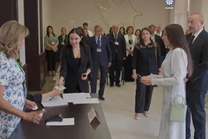 Prezidentin xanımı və qızı ilə səsverməsindən - Video