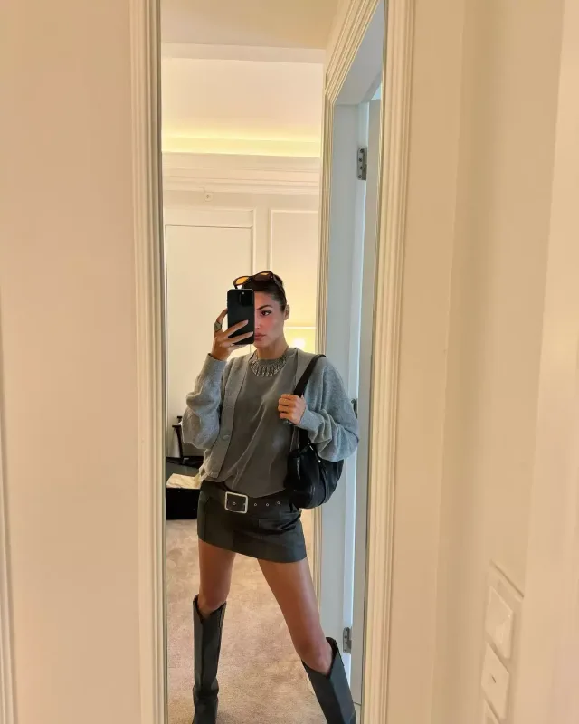 Hande sevgilisi və bacısı ilə tətildə