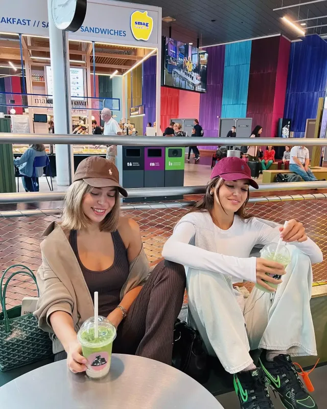 Hande sevgilisi və bacısı ilə tətildə