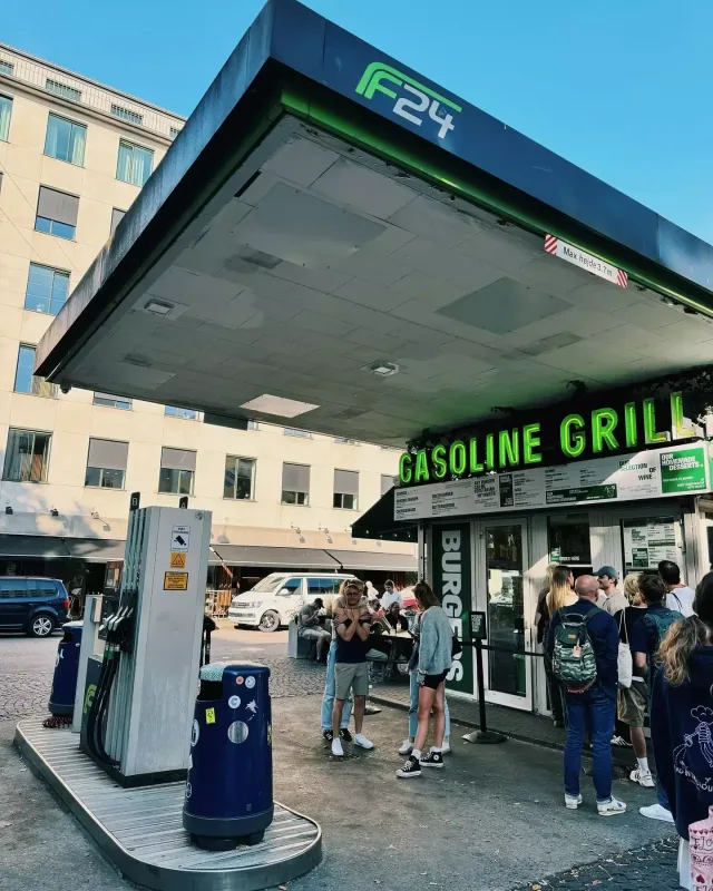 Hande sevgilisi və bacısı ilə tətildə