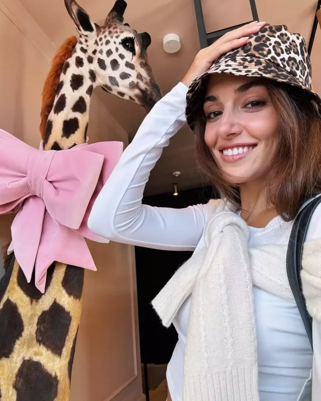 Hande sevgilisi və bacısı ilə tətildə