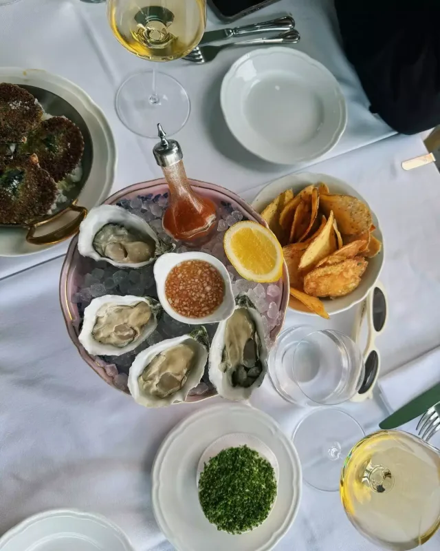 Hande sevgilisi və bacısı ilə tətildə