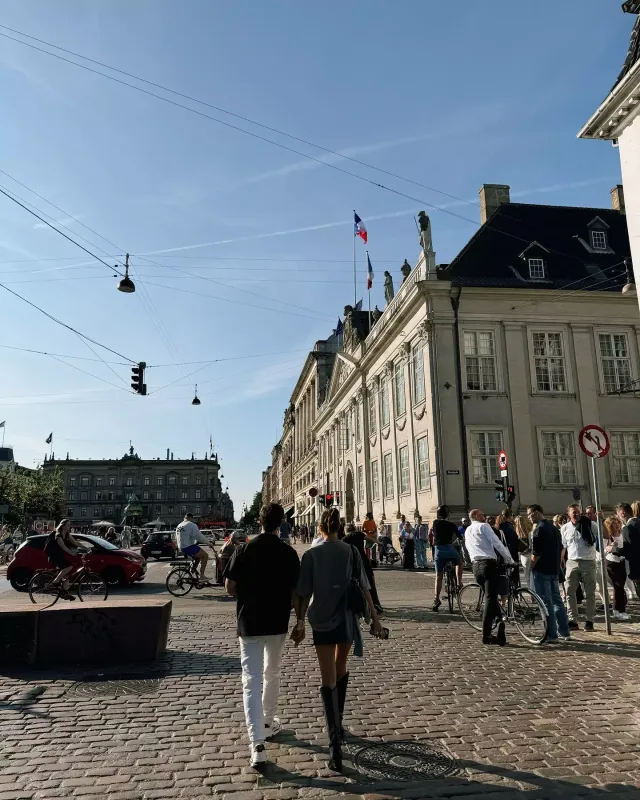 Hande sevgilisi və bacısı ilə tətildə