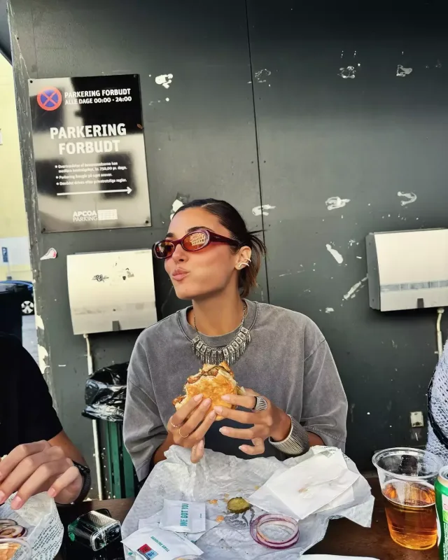 Hande sevgilisi və bacısı ilə tətildə