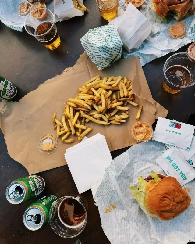 Hande sevgilisi və bacısı ilə tətildə