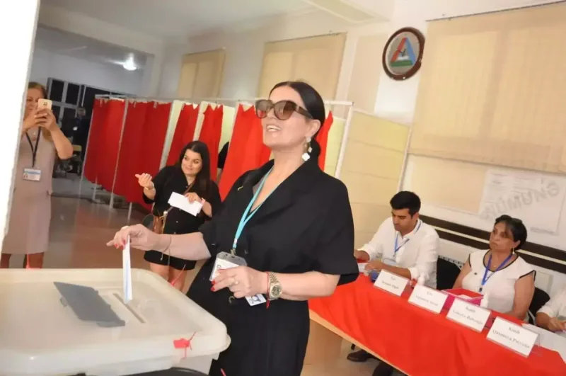 Elza Seyidcahan seçki günündə... - Fotolar