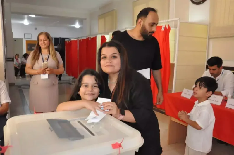 Elza Seyidcahan seçki günündə... - Fotolar