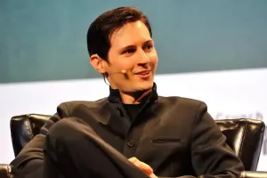 Durov sevgilisi ilə Paris küçələrində