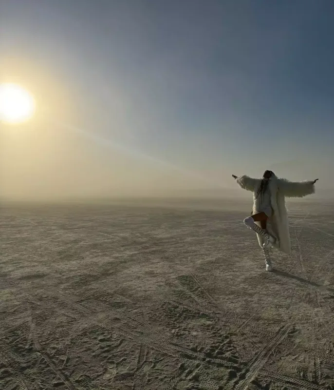 Azərbaycanlı model “Burning Man” festivalında yarıçılpaq!