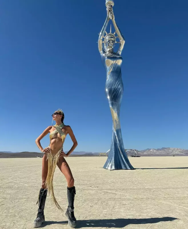Azərbaycanlı model “Burning Man” festivalında yarıçılpaq!