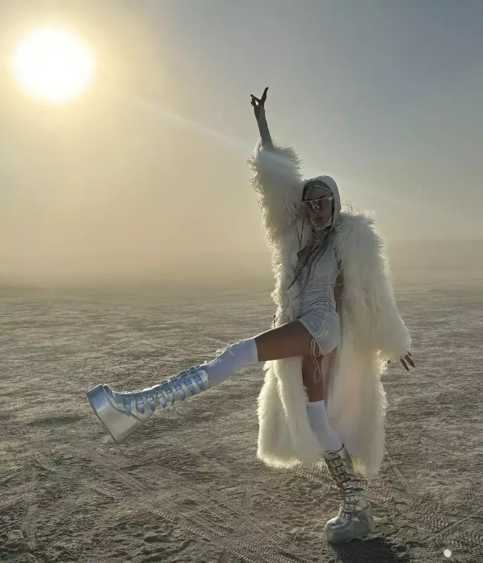 Azərbaycanlı model “Burning Man” festivalında yarıçılpaq!