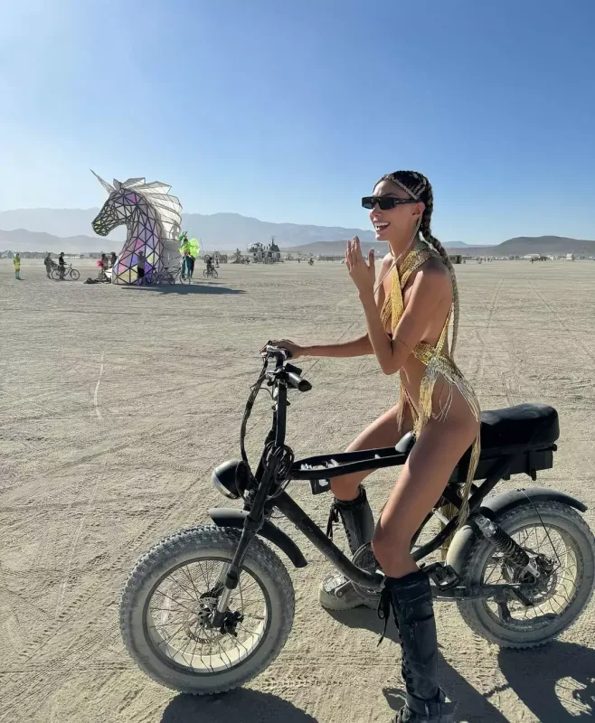 Azərbaycanlı model “Burning Man” festivalında yarıçılpaq!