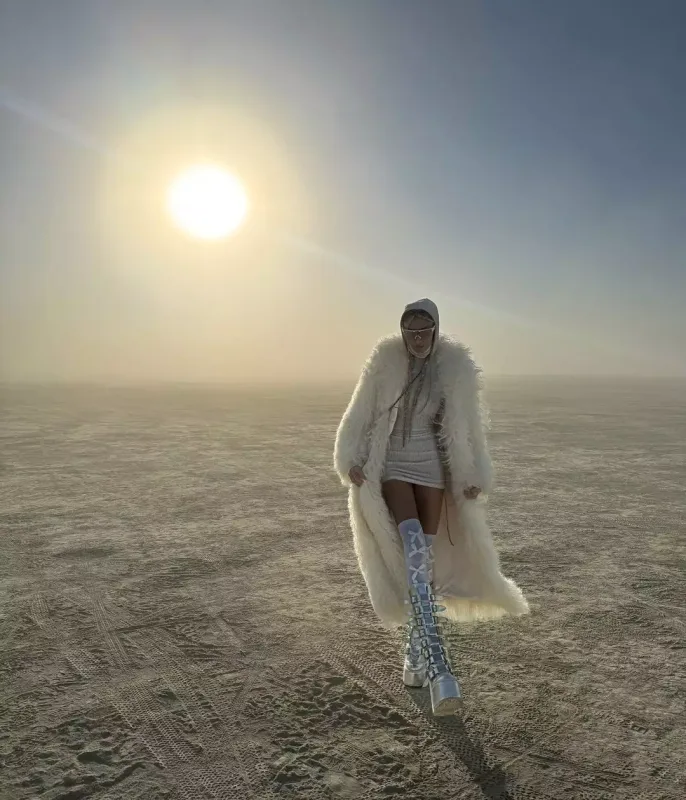 Azərbaycanlı model “Burning Man” festivalında yarıçılpaq!