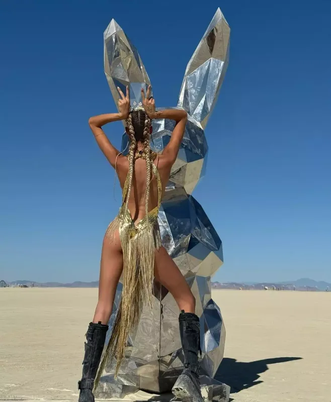 Azərbaycanlı model “Burning Man” festivalında yarıçılpaq!