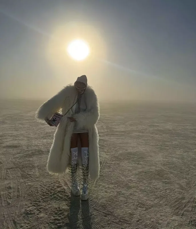 Azərbaycanlı model “Burning Man” festivalında yarıçılpaq!