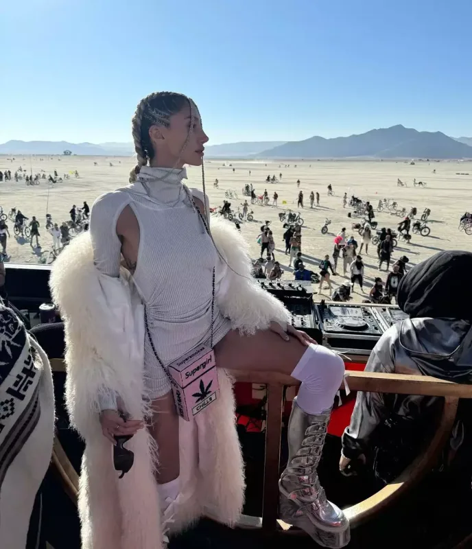 Azərbaycanlı model “Burning Man” festivalında yarıçılpaq!