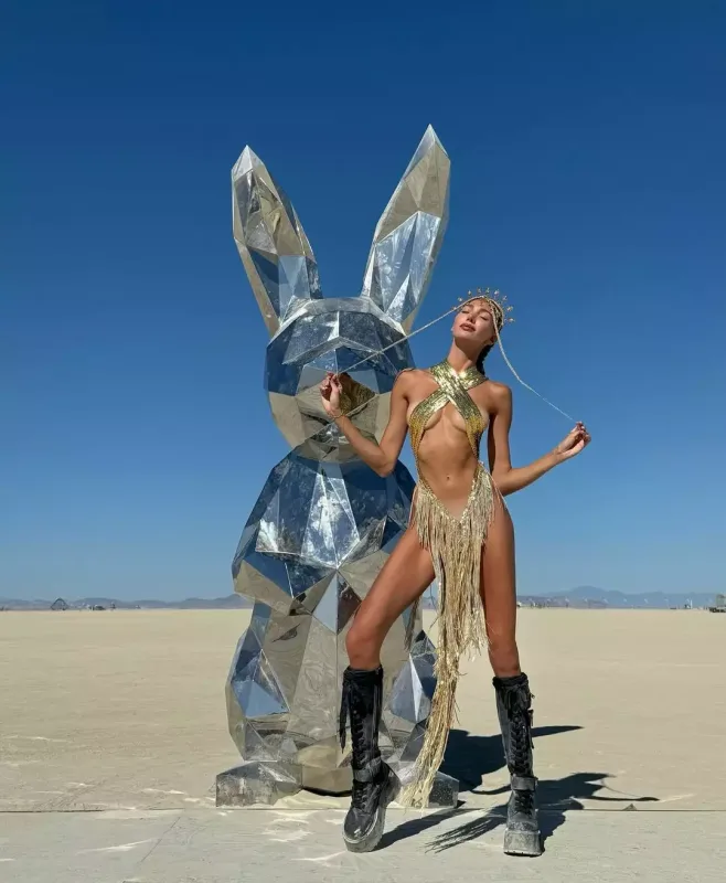 Azərbaycanlı model “Burning Man” festivalında yarıçılpaq!