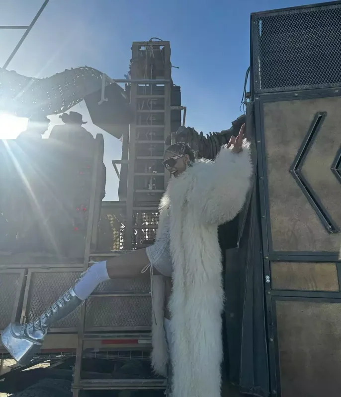 Azərbaycanlı model “Burning Man” festivalında yarıçılpaq!