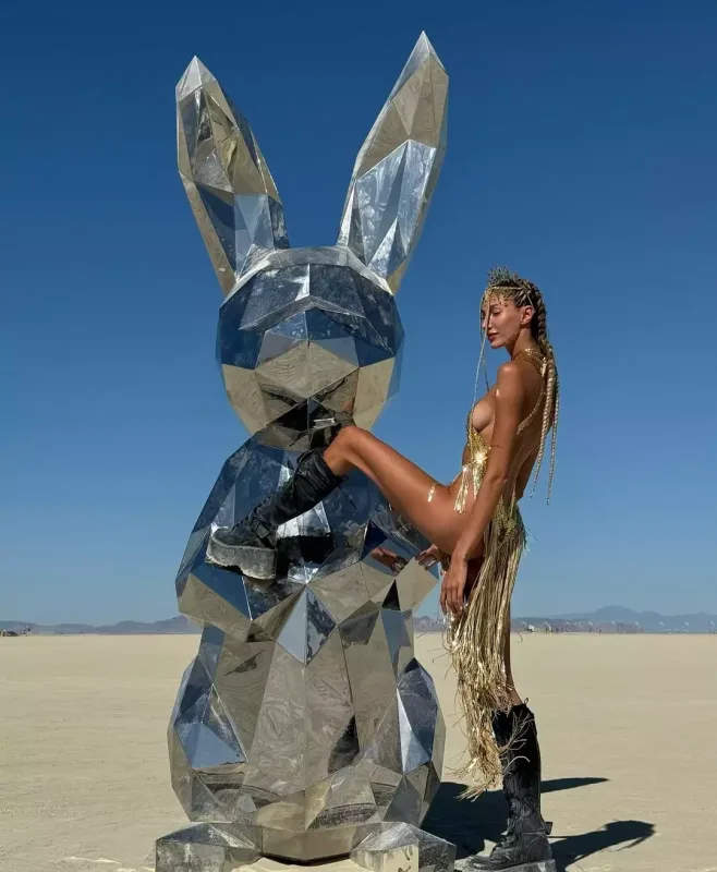 Azərbaycanlı model “Burning Man” festivalında yarıçılpaq!