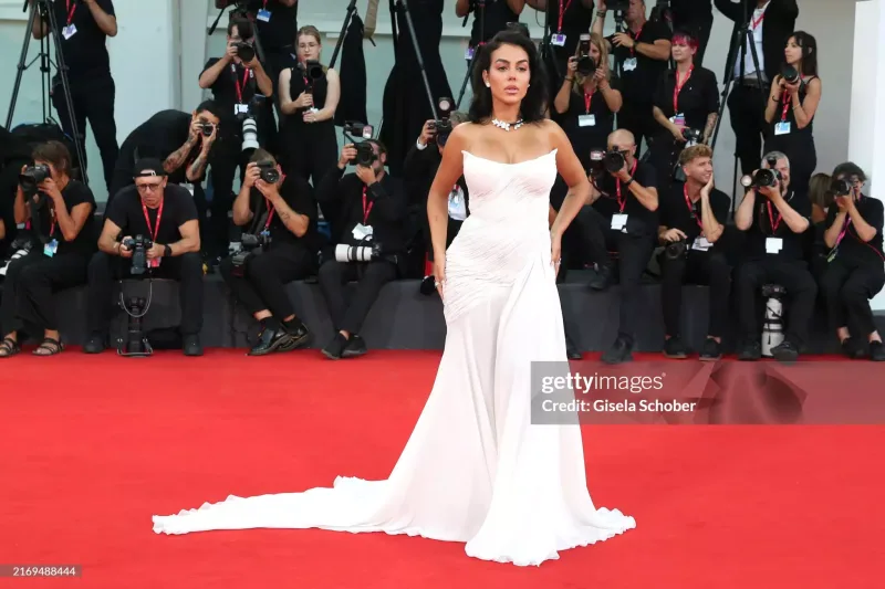 Ronaldonun arvadı festivala gəlin obrazında çıxdı