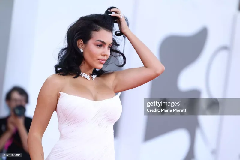 Ronaldonun arvadı festivala gəlin obrazında çıxdı