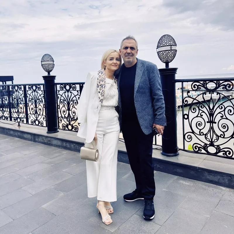 19 yaş kiçik sevgilisi ilə evlənir