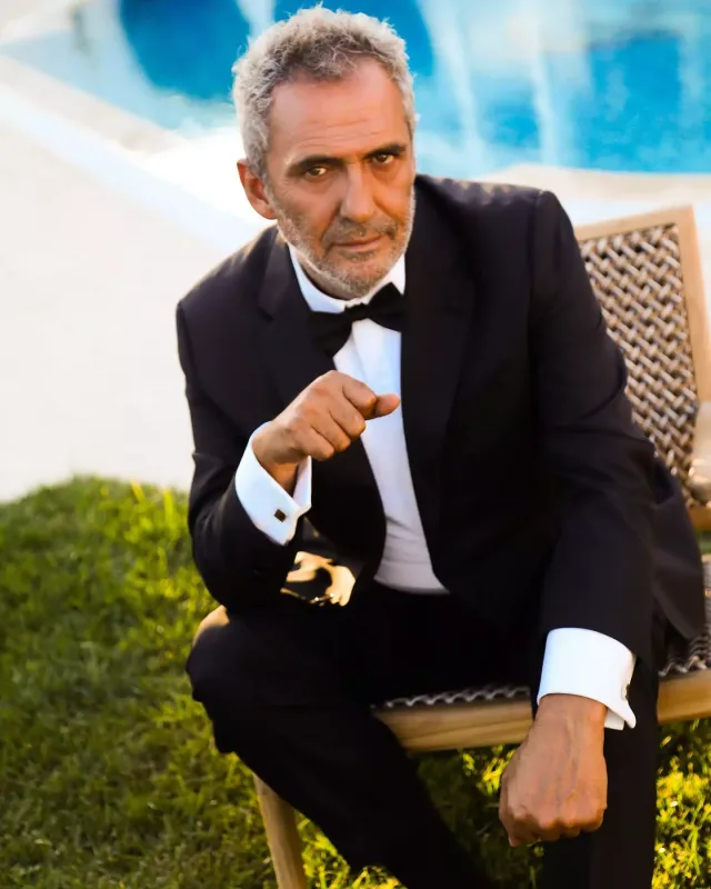 19 yaş kiçik sevgilisi ilə evlənir