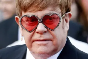 Elton qismən kor olub