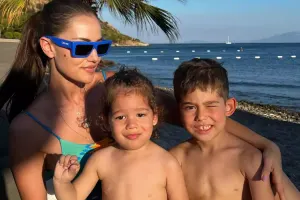 Fahriye oğulları ilə tətildə