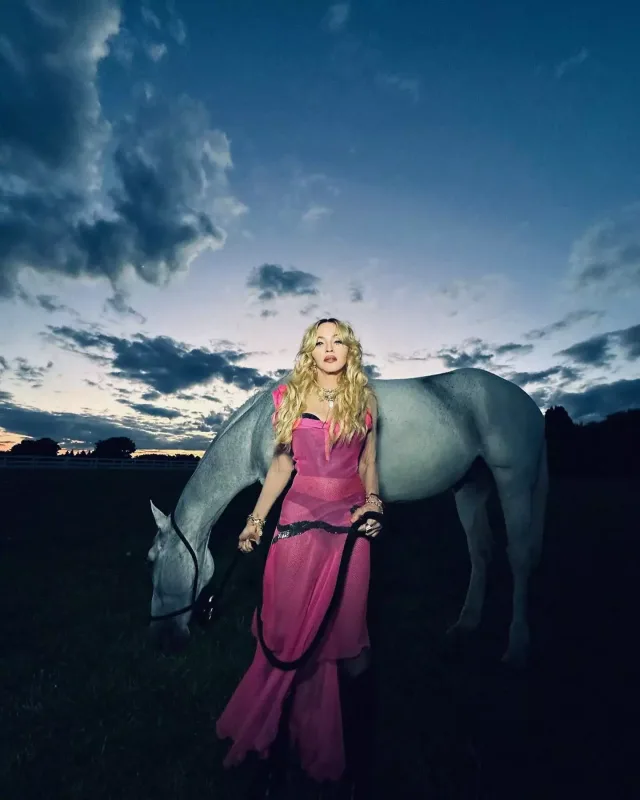 Madonnadan atlı şəkillər...