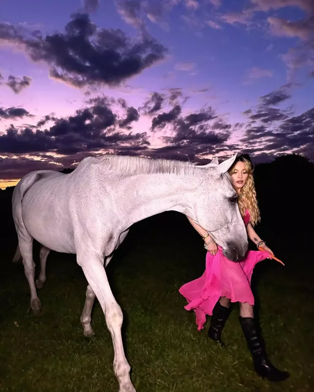 Madonnadan atlı şəkillər...