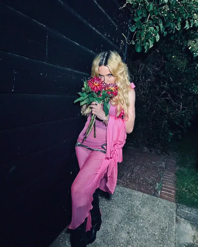 Madonnadan atlı şəkillər...