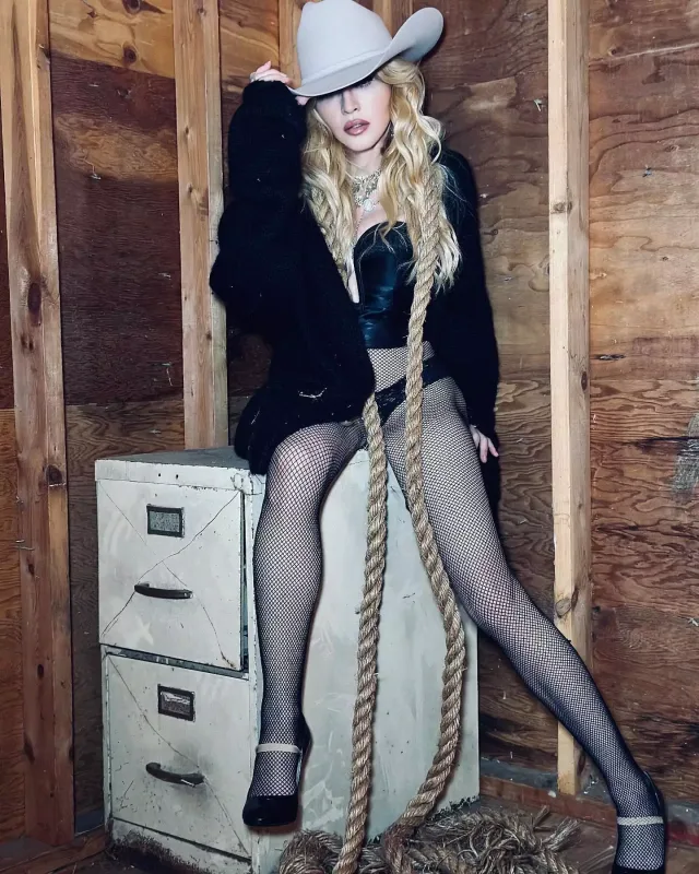 Madonnadan atlı şəkillər...