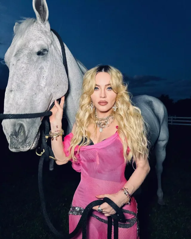 Madonnadan atlı şəkillər...