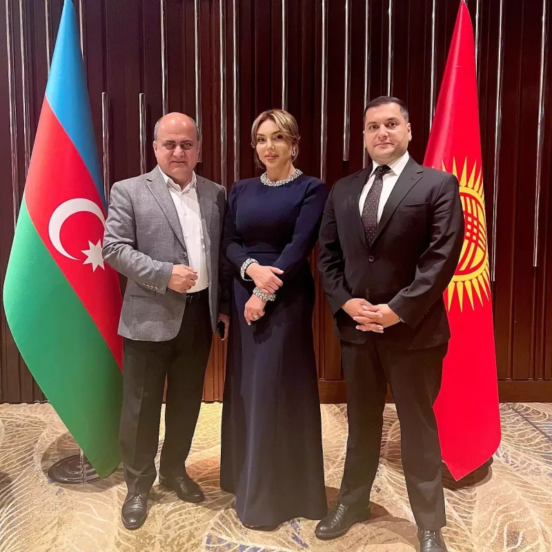 Samirə və qızı Leyla Əliyeva ilə bir arada