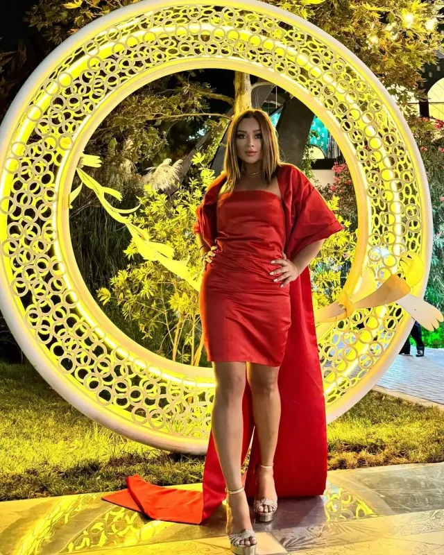 Xatirədən qırmızı libasda şəkillər