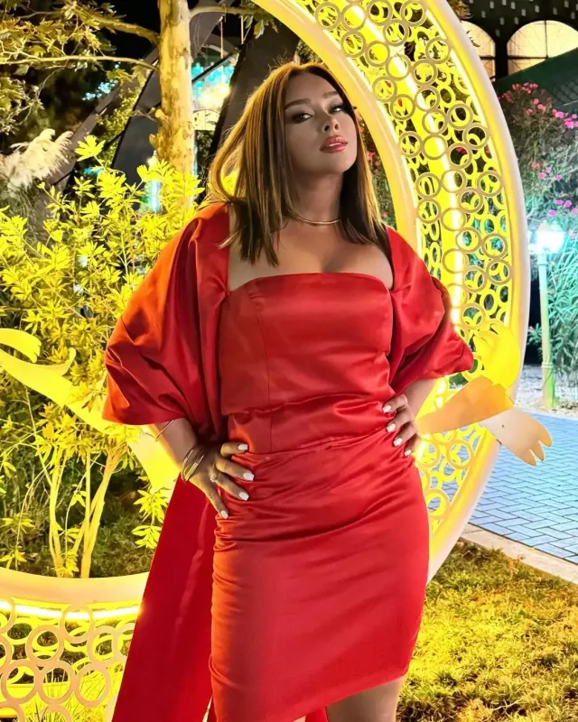 Xatirədən qırmızı libasda şəkillər