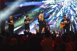 Konsertində hər kəs yallı getdi... - Video