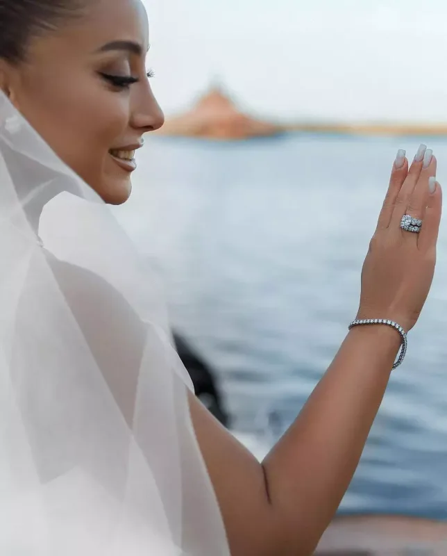 Günay gəlinlikdə fotolarını paylaşdı