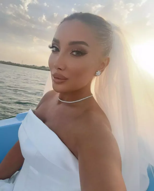 Günay gəlinlikdə fotolarını paylaşdı