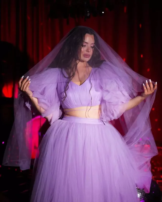 “Yalnız olmaq yaxşıdır” - Mina