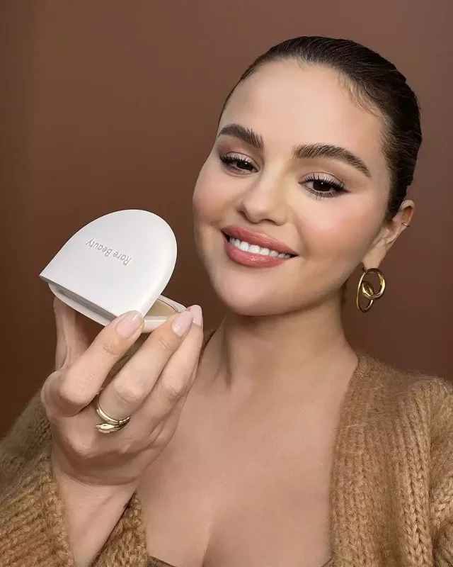 Selena Qomez rəsmi milyarderdir!