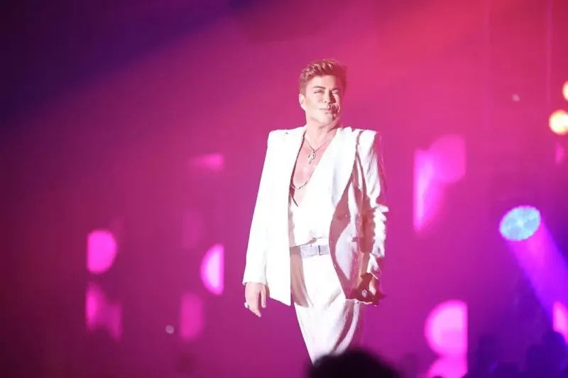 Türkiyəli müğənniyə aeroportda hücüm çəkdilər