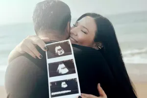 Türk müğənni ana olacaq